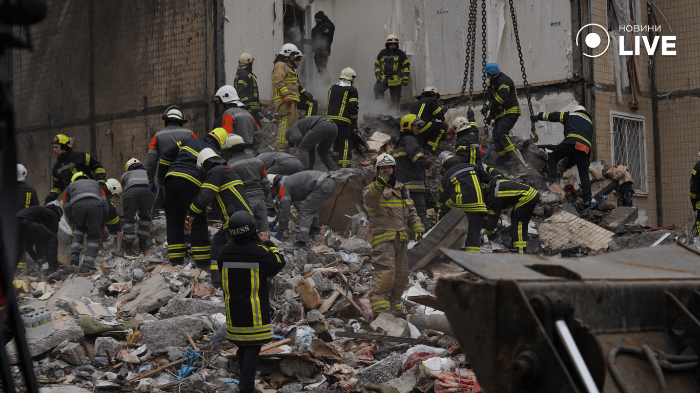 Дрон влучив у багатоповерхівку