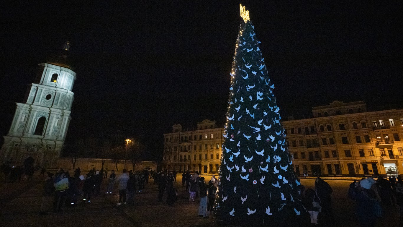 В Киеве открыли главную новогоднюю елку страны