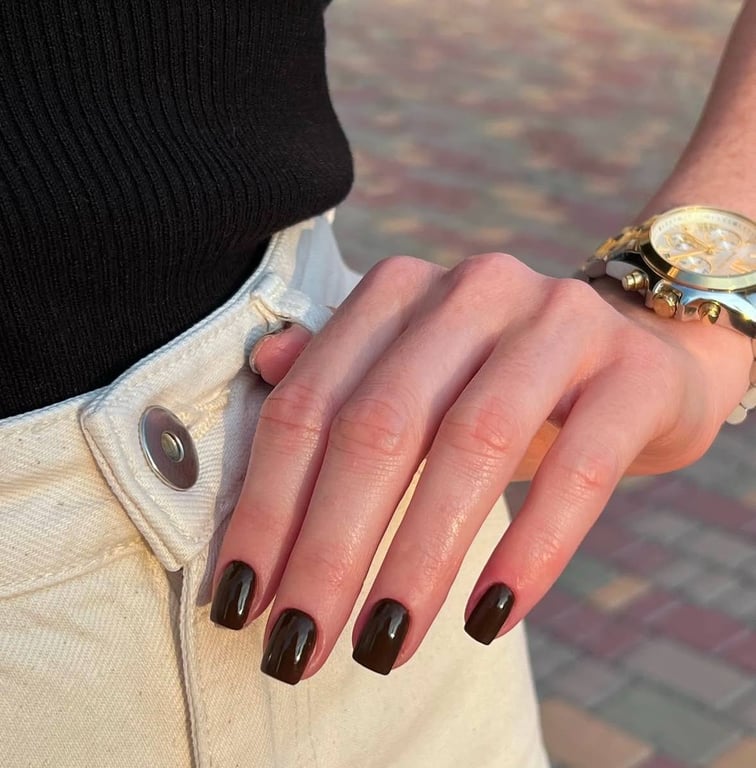 Темно-коричневий має стильний вигляд на нігтях 