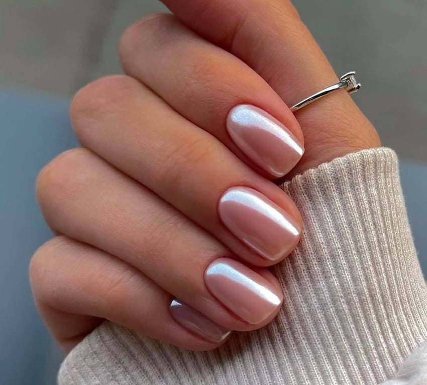 Простота в манікюрі завжди в моді