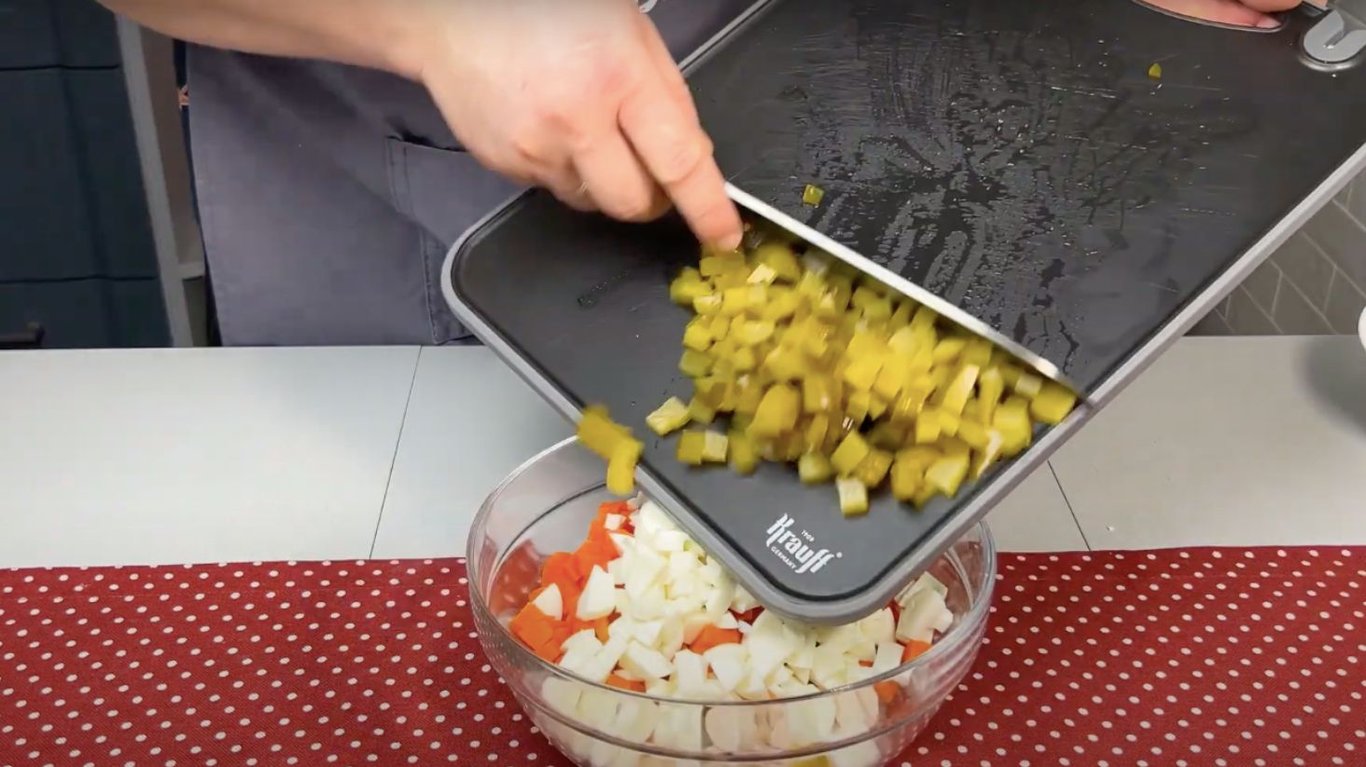 смачний салат з курячим філе 