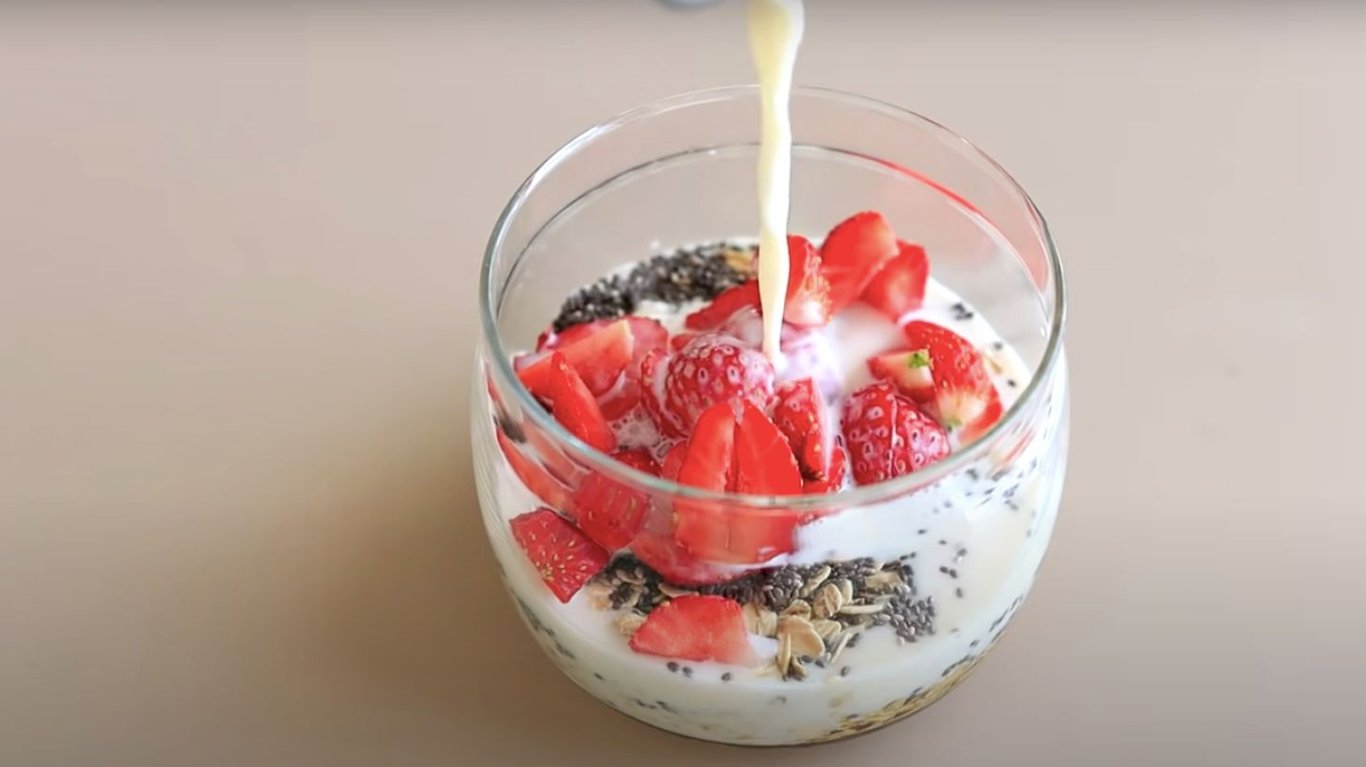 простий рецепт лінивої вівсянки у склянці