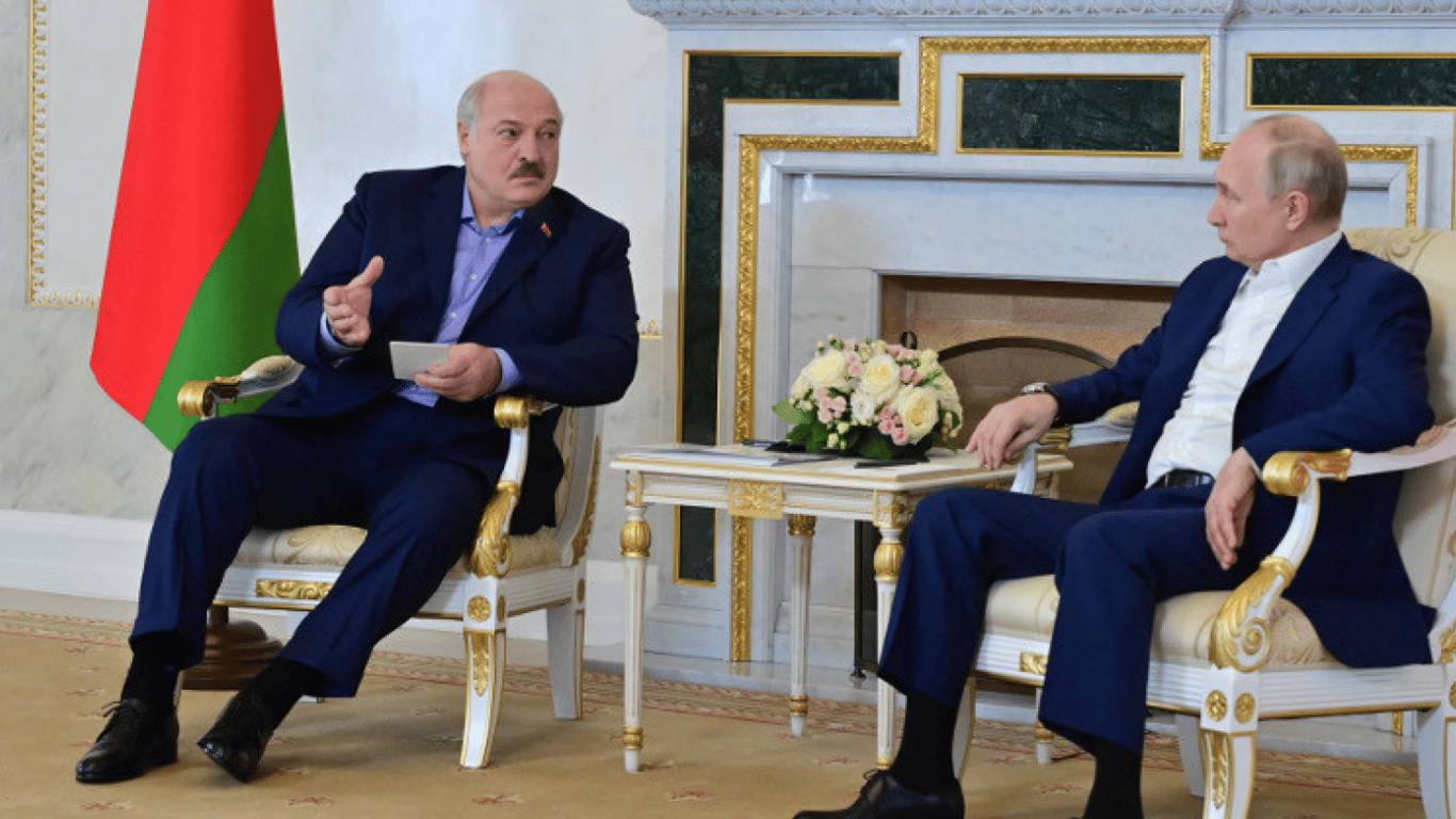 Лукашенко привіз Путіну "мапи зі схемою нападу" на Білорусь