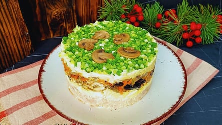 Салат с курицей, грибами и черносливом — праздничный рецепт - 285x160