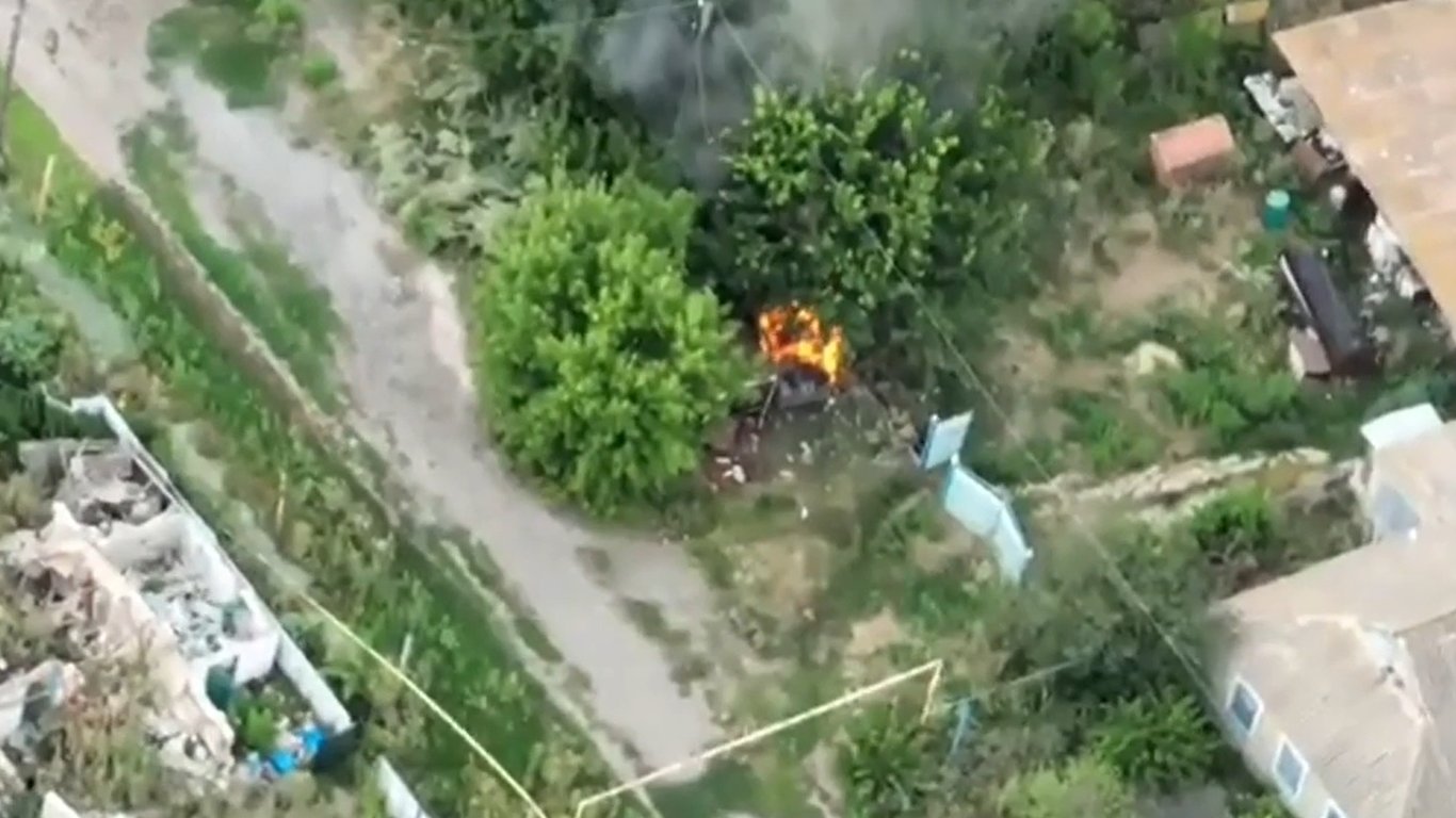 З'явилося вражаюче відео, як дрони-камікадзе знищують ворожу техніку