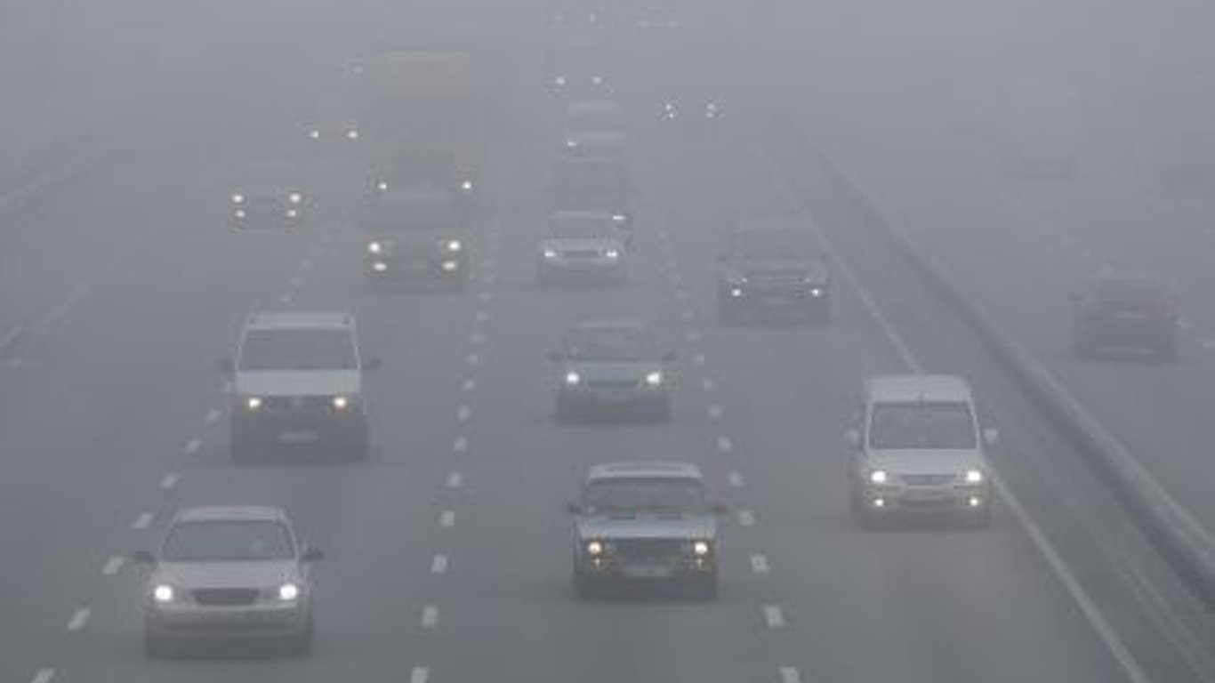Станом на ранок 13 грудня на дорогах Одеської області зберігається густий туман, який ускладнює рух автівок: яка ситуація на кордонах