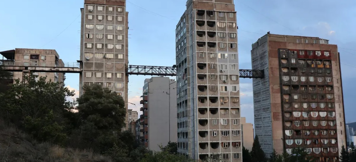 Дивне явище в СРСР — чому мости проходили крізь багатоповерхівки - фото 1