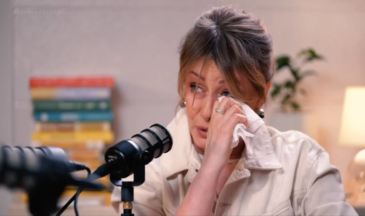 Акторка Олена Кравець плаче. Фото: стоп-кадр покасту "Вдома поговоримо"