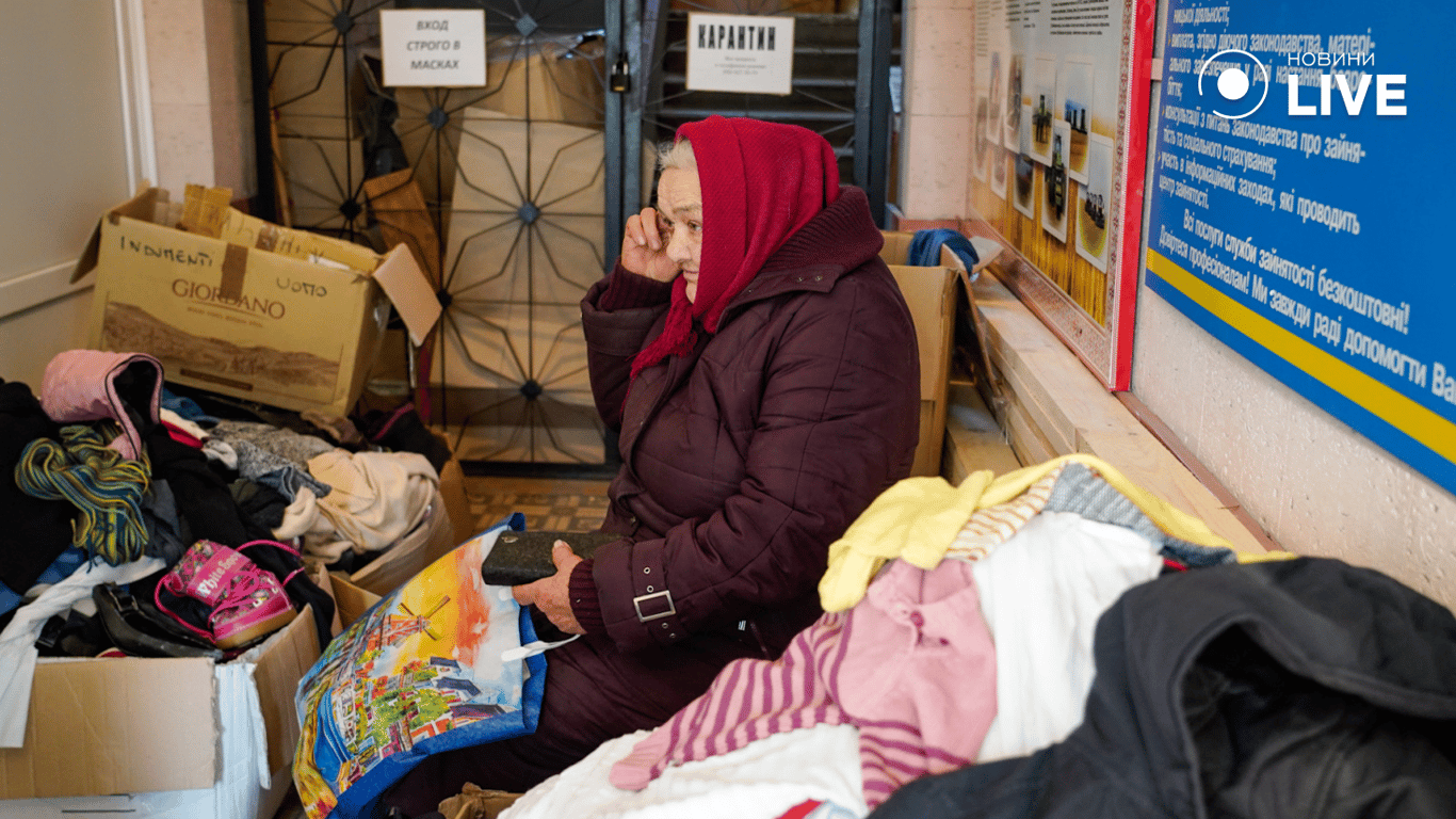 Жінка чекає на допомогу в гуманітарному центрі 
