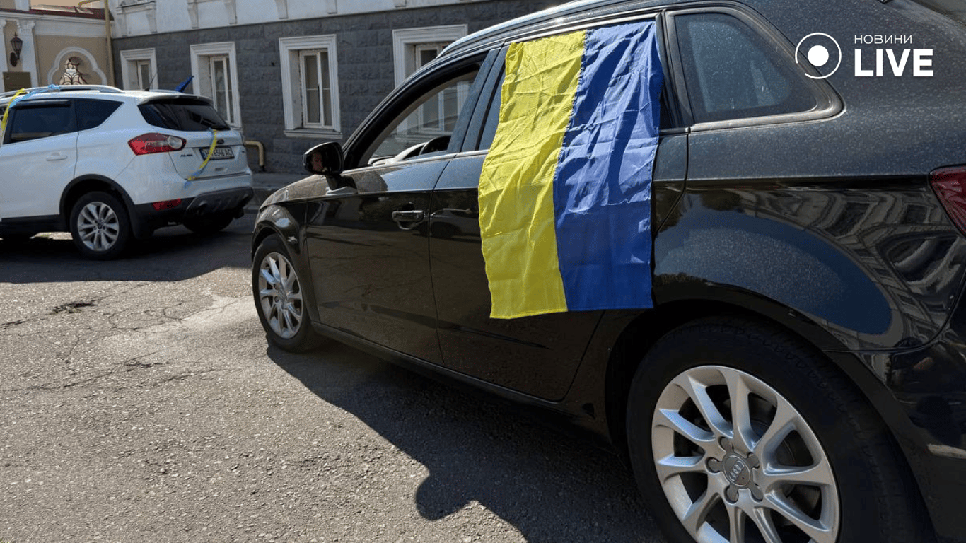 Одесити з прапорами влаштували гучний автопробіг — фото - фото 5
