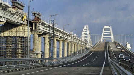 Россияне стягивают защитные баржи к Крымскому мосту — что происходит - 285x160