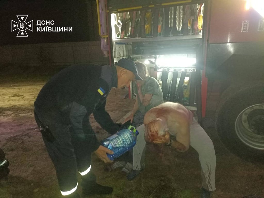 Рятувальники працюють на місці російської атаки