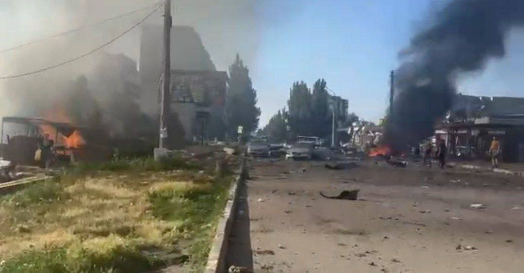 Наслідки російської авіаудару по центру Добропілля — зруйновані будівлі та пожежа