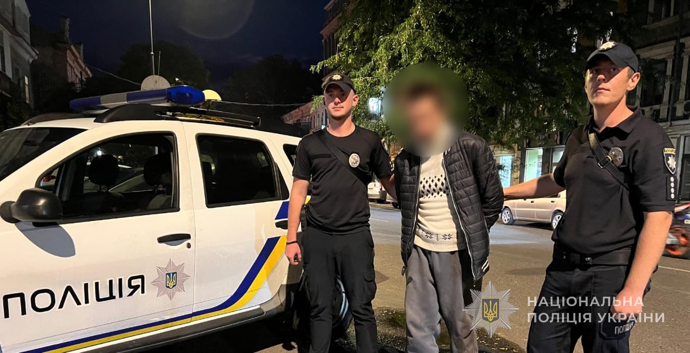 Поліцейські з підозрюваним у нападах на жінок в Одесі