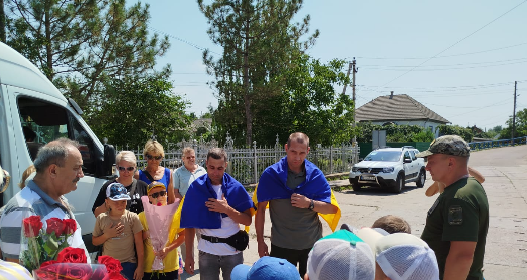 Захисники Зміїного, повернулись з полону