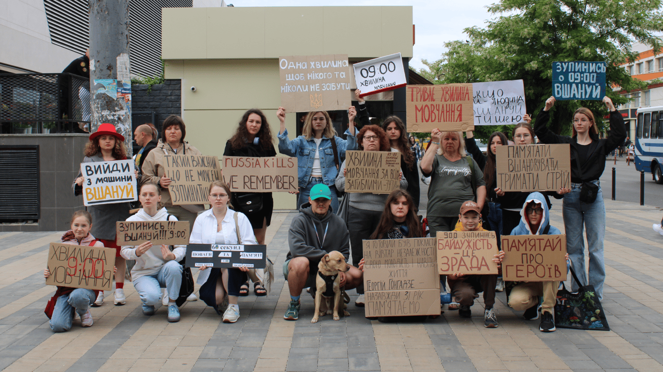 Тиша, яка об’єднує — фоторепортаж з акції в Одесі до Дня Героїв - фото 10