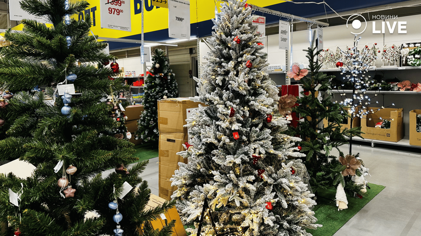 Штучні ялинки різних розмірів у МЕТРО, Одеса