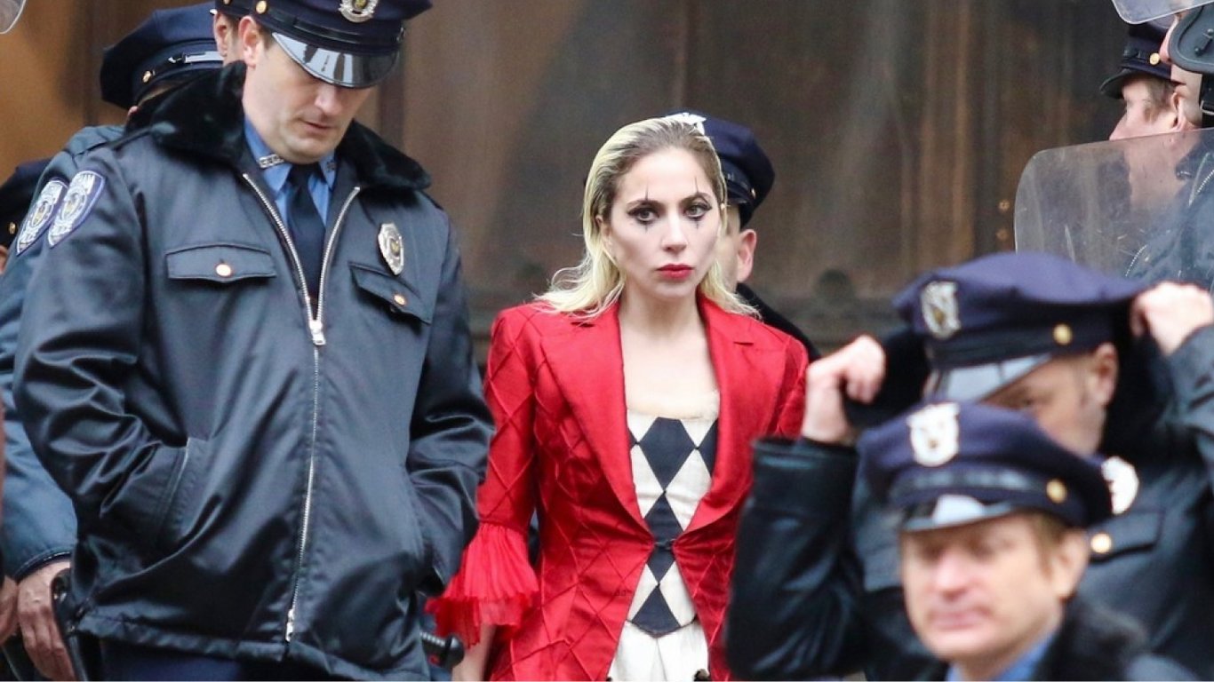 Папарацци подловили Леди Гагу в образе Харли Квинн во время съемок второй части "Джокера"