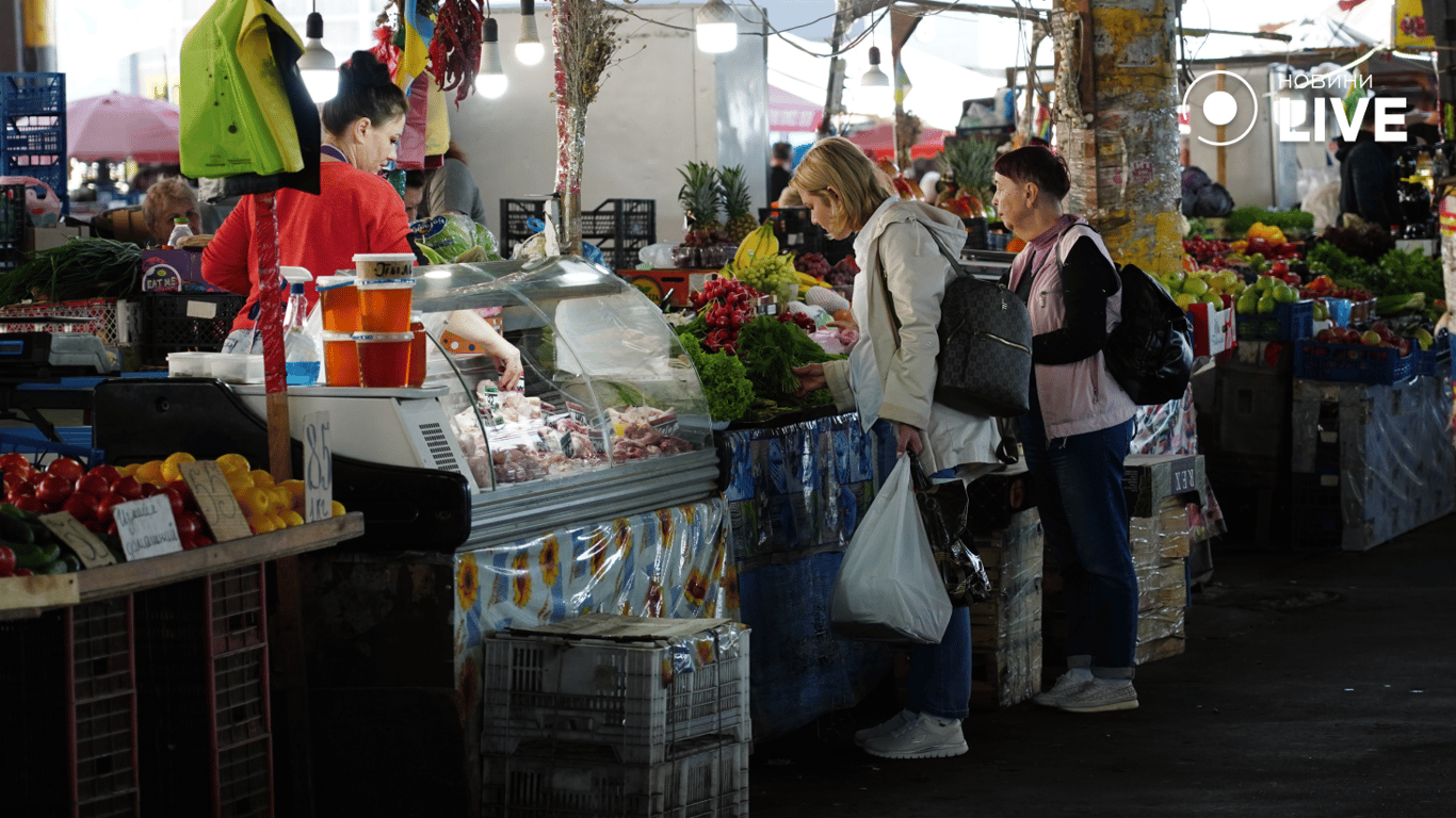Люди обирають продукти на ринку. Фото: Новини.LIVE/ Юлія Браславська