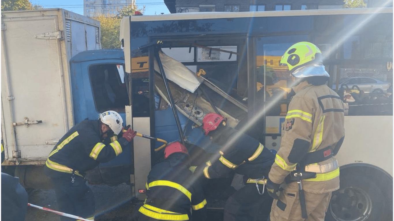 Зіткнення вантажівки та маршрутки в Києві — відомо про першу жертву