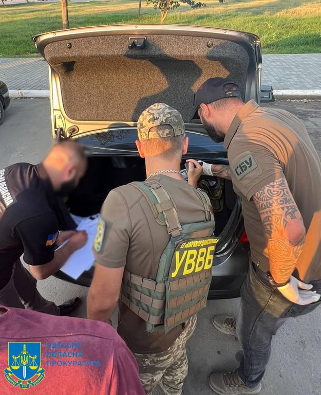 Правоохоронці фіксують отримання хабаря. Фото: Одеська обласна прокуратура