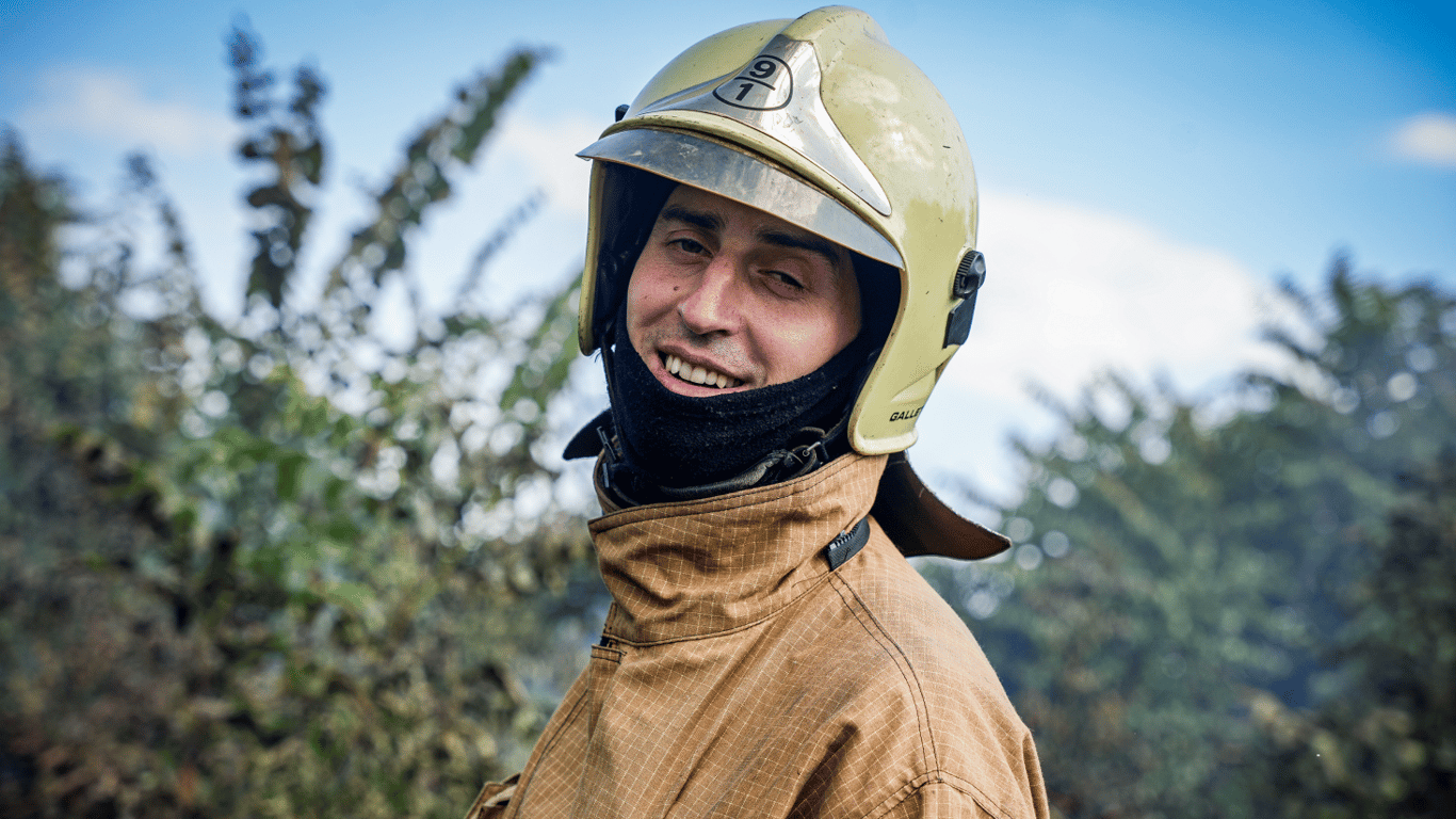 Начальник караулу Ігор Чистяков під час гасіння пожежі  
