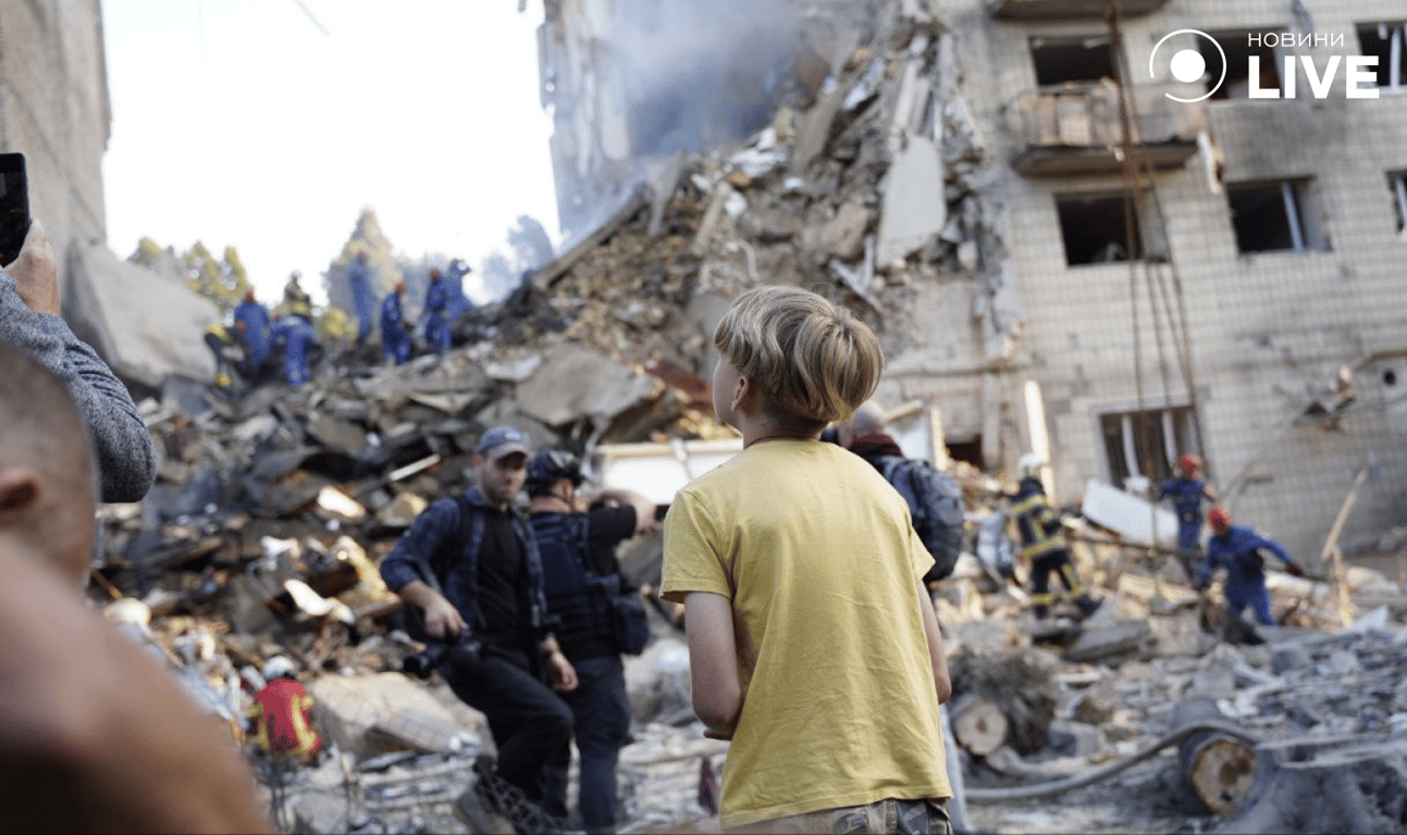 Хлопчик біля багатоповерхівки в Києві, зруйнованої російською ракетою 17 червня