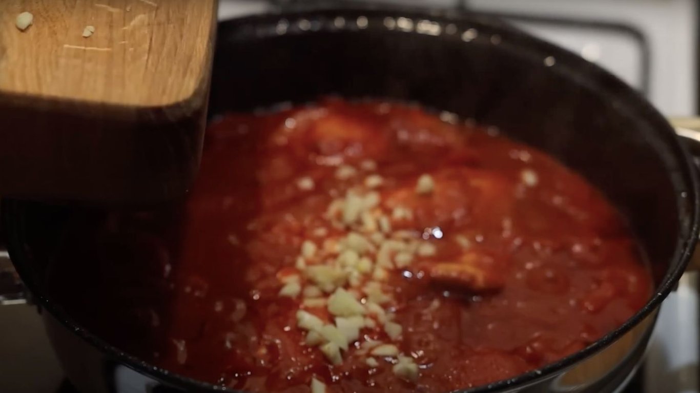 вкусная курица в томатном соусе на сковороде 