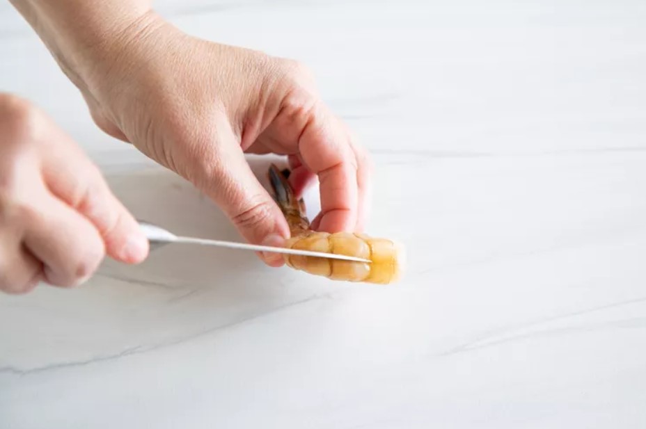 Как легко почистить кучу креветок в считанные минуты - малоизвестный лайфхак - фото 3