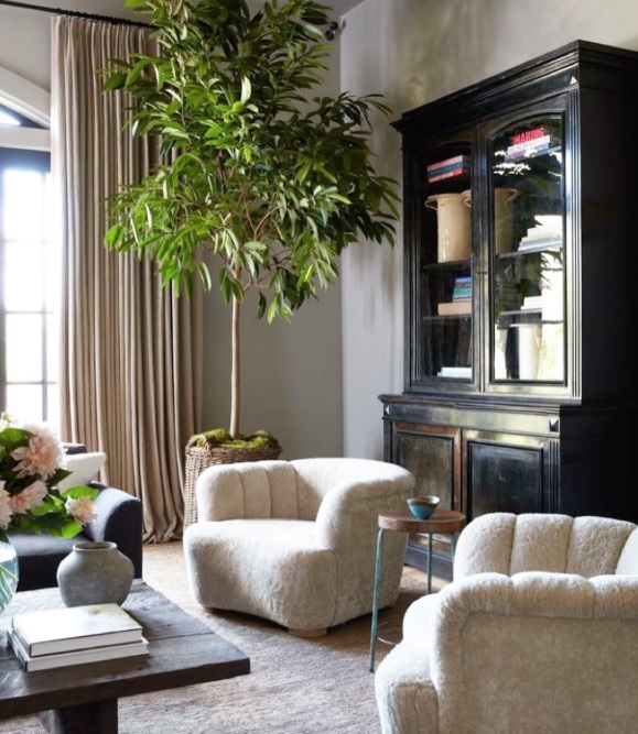 Джессіка Альба довела, що меблі з букле ще довго будуть у тренді (фото) - фото 1