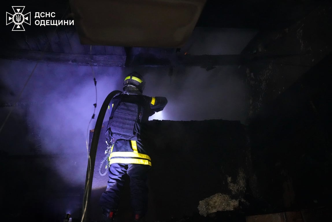 Сильна пожежа в Одесі — рятувальники боролися з вогнем годину - фото 1