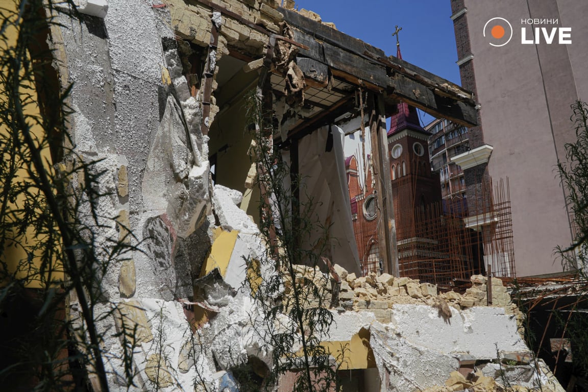 Фоторепортаж из разрушенной усадьбы Зеленских в Киеве - кто будет восстанавливать исторический дом - фото 4