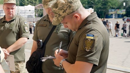 Военный напал на полицейского возле ТЦК в Звягеле: решение суда - 285x160