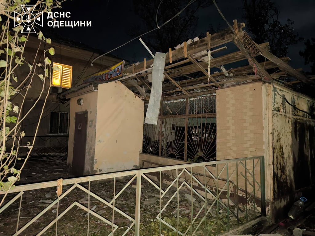 Зруйнований дах будівлі внаслідок російської атаки на Одещину