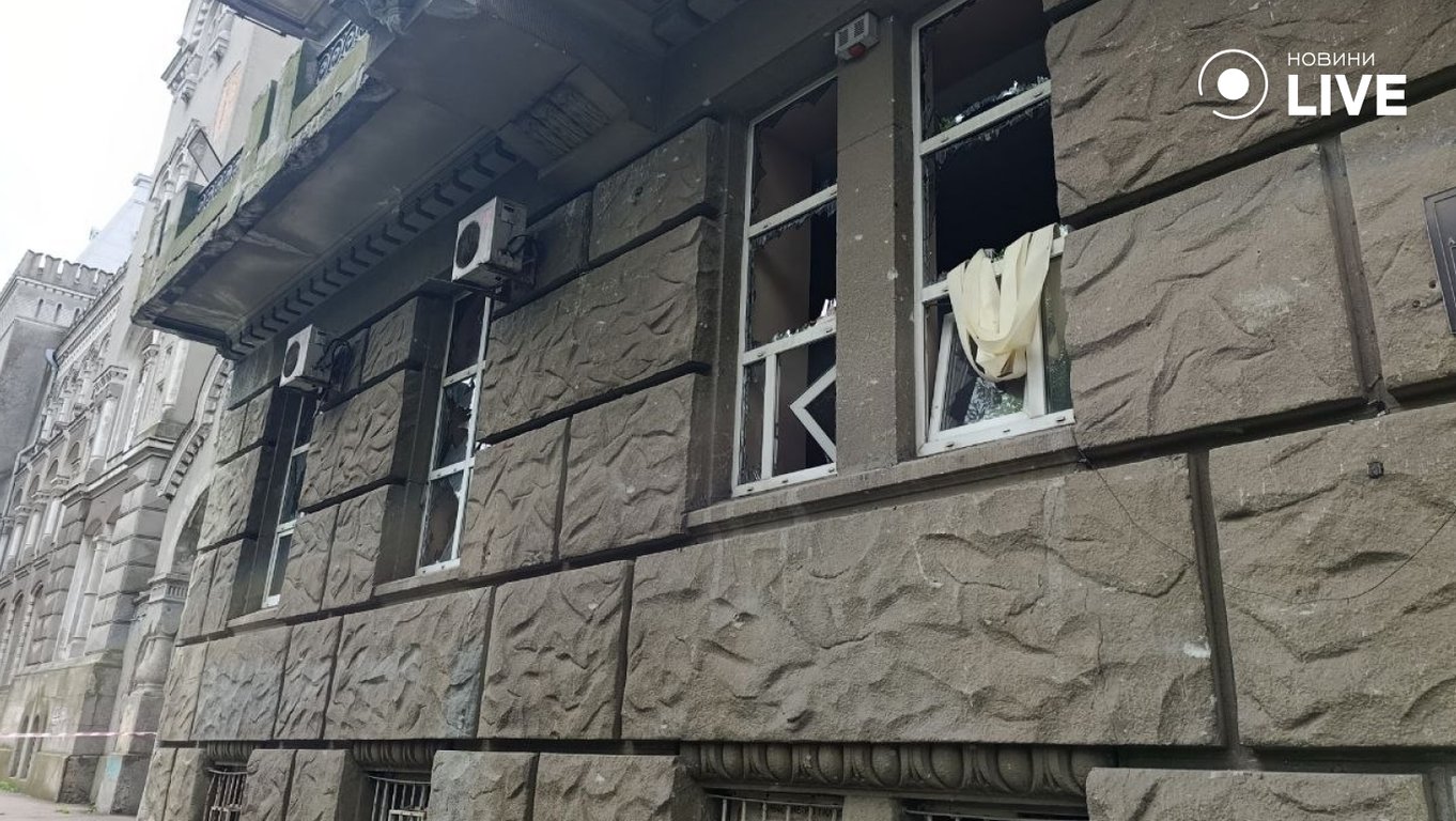 Фото наслідків атаки на центр Одеси