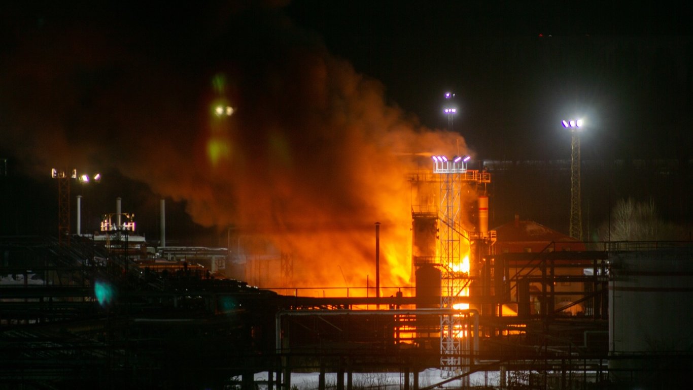 Дроны атаковали еще один нефтепереобный завод в России