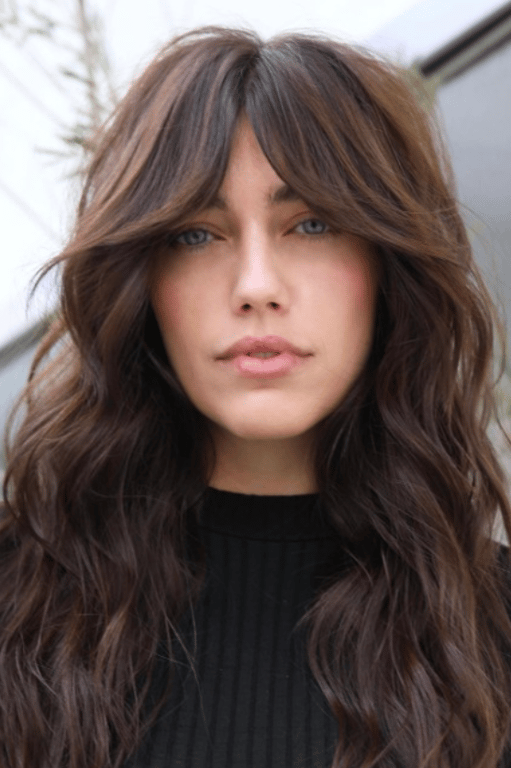 Девушка с челкой-шторкой