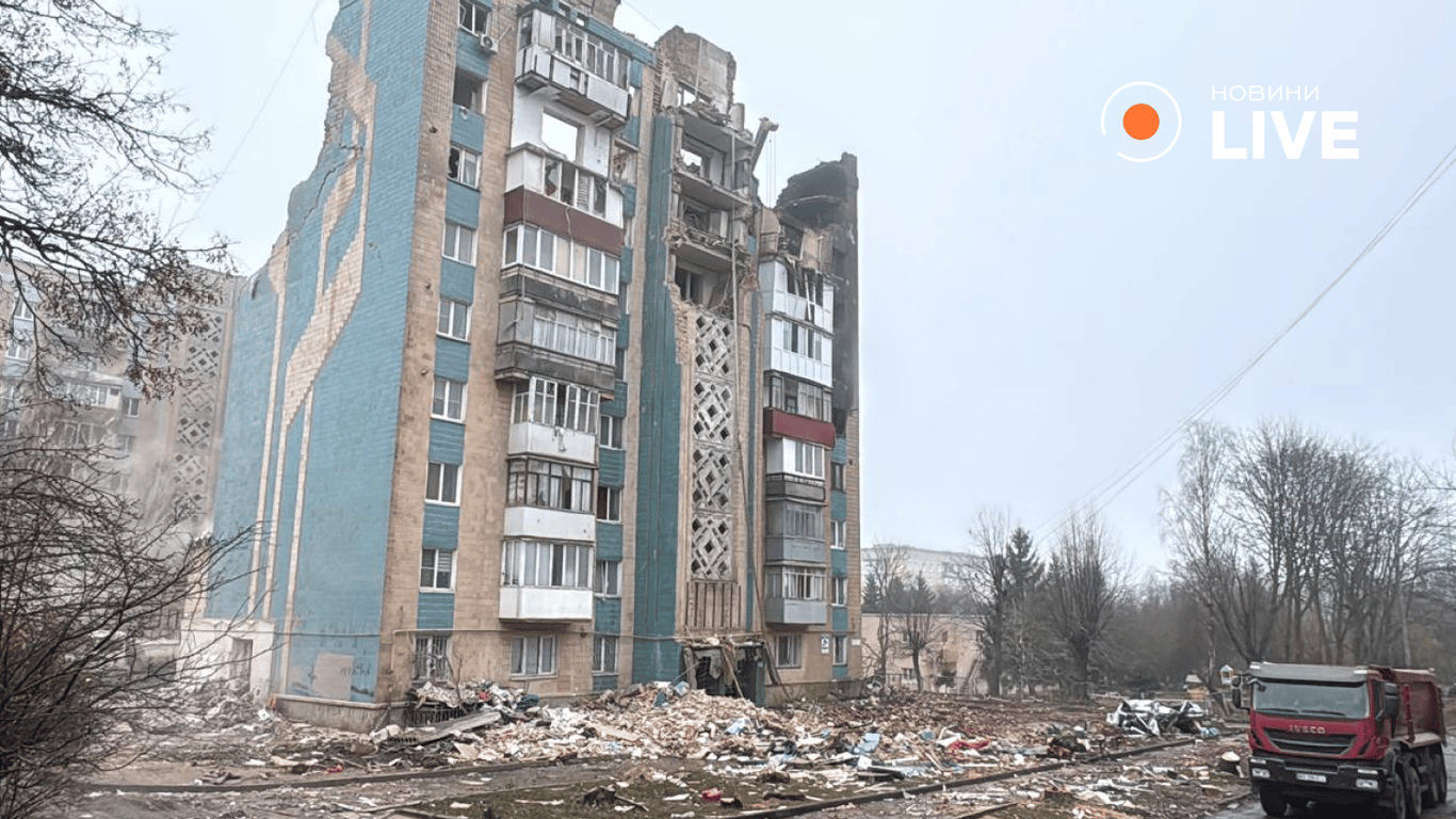 Тернопіль після обстрілу — рятувальники працюють без зупину