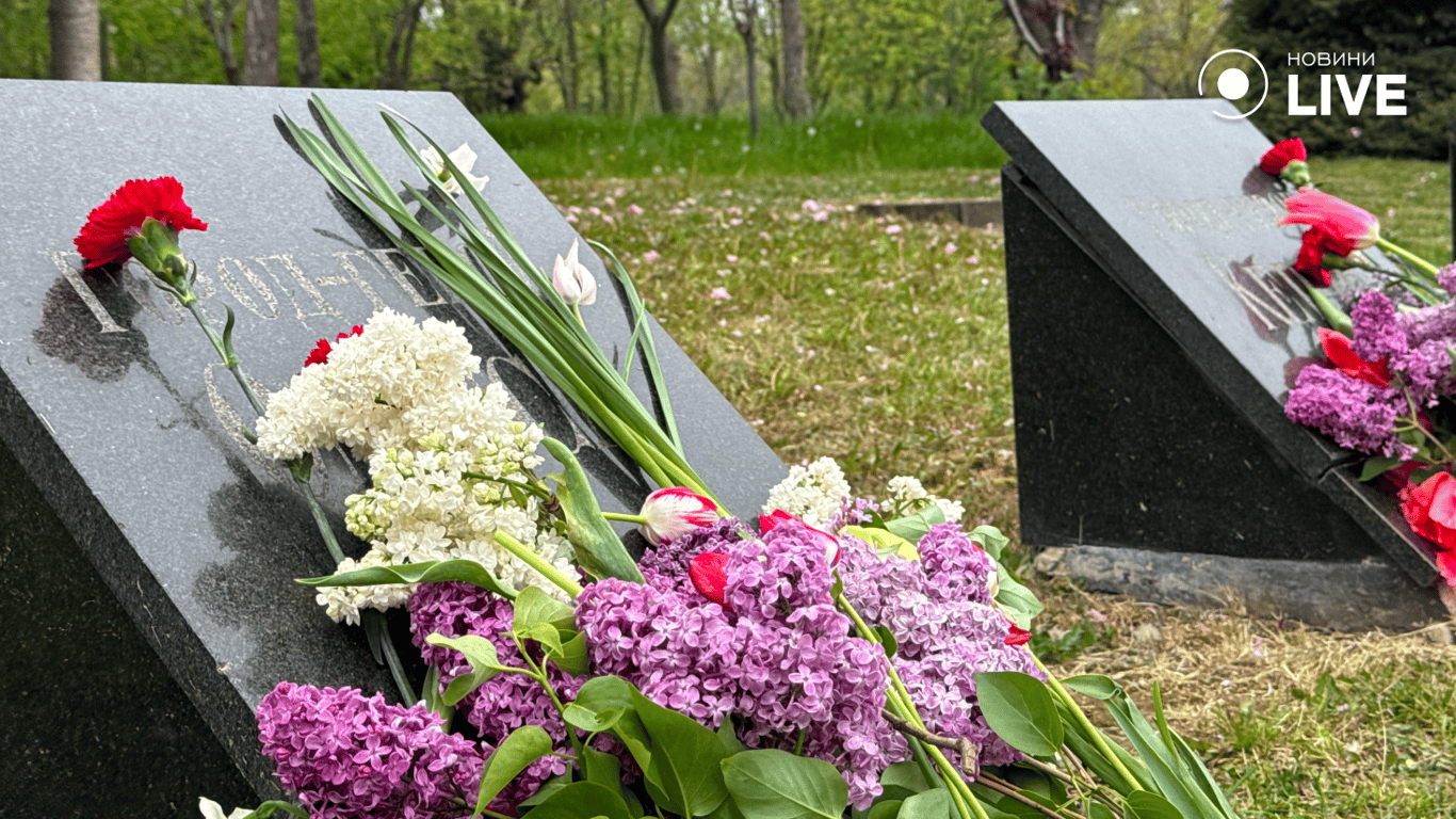 Квіти на пам'ятній дошці