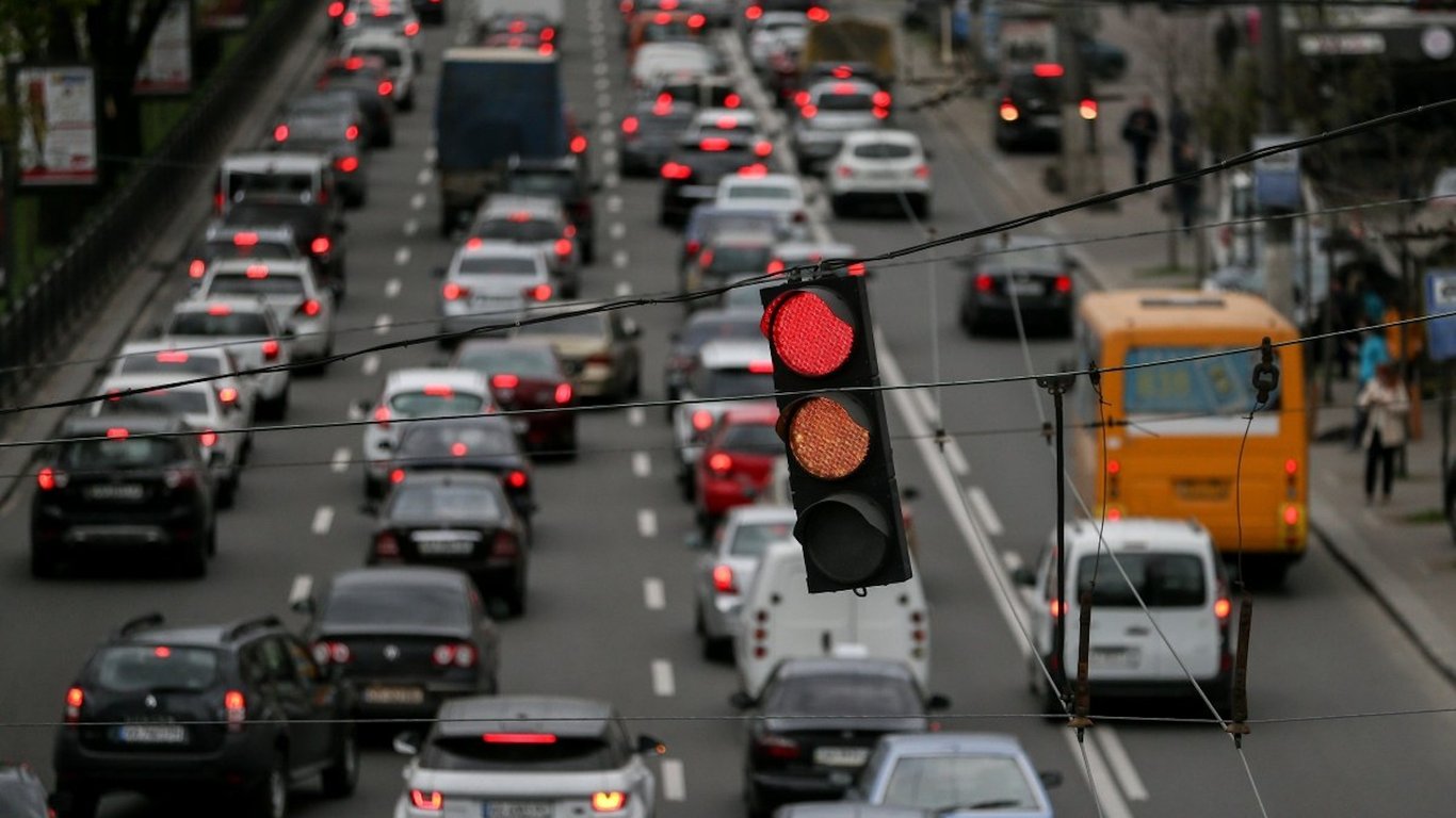 Чи варто заощаджувати, вимикаючи двигун авто на світлофорі