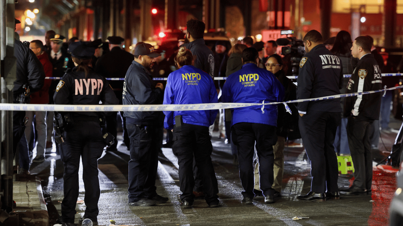 В метро Нью-Йорка неизвестный устроил стрельбу — есть погибший и раненые
