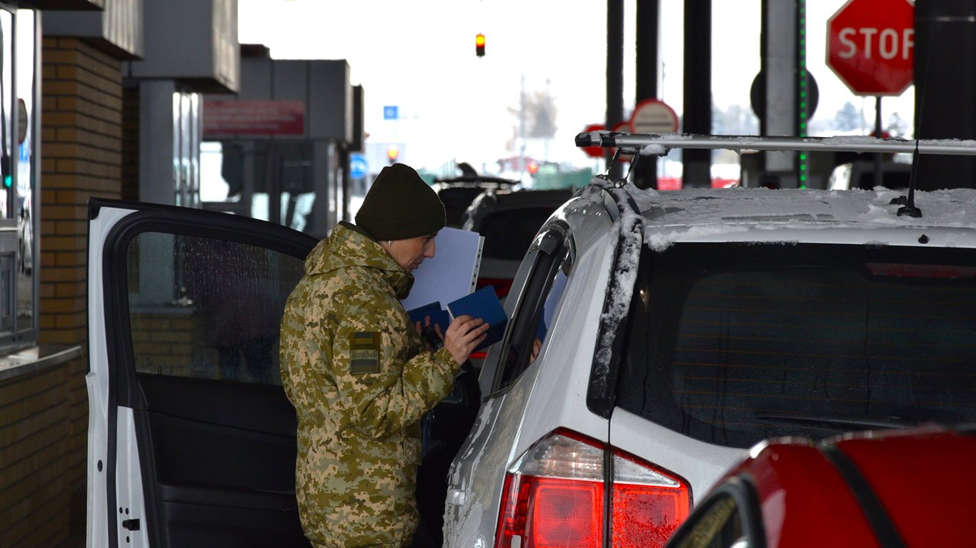 На трьох пропускних пунктах на кордоні України фіксують черги
