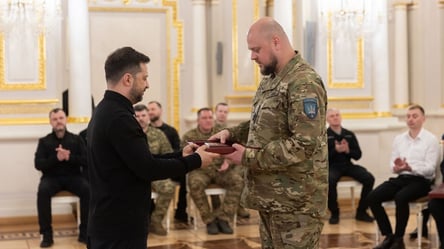 Зеленский отметил госнаградами украинских защитников - 304x171