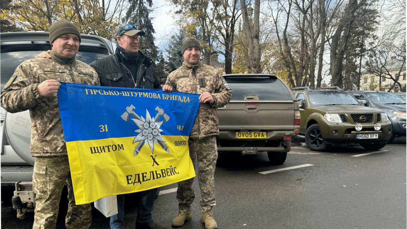 36 автомобилей украинские военные во Львове получили от британцев