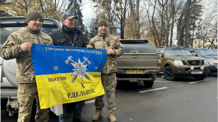 У Львові британці передали військовим 36 автівок — фото - 285x160