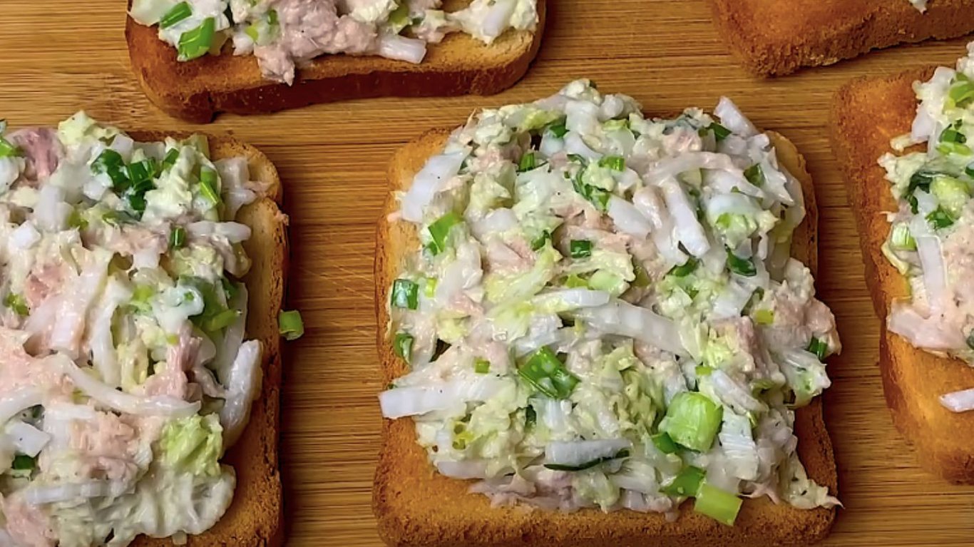 бутерброди з тунцем та пекінською капустою