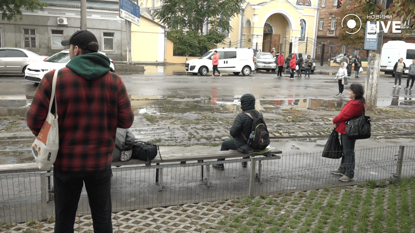 Люди не можуть добратися додому через потоп