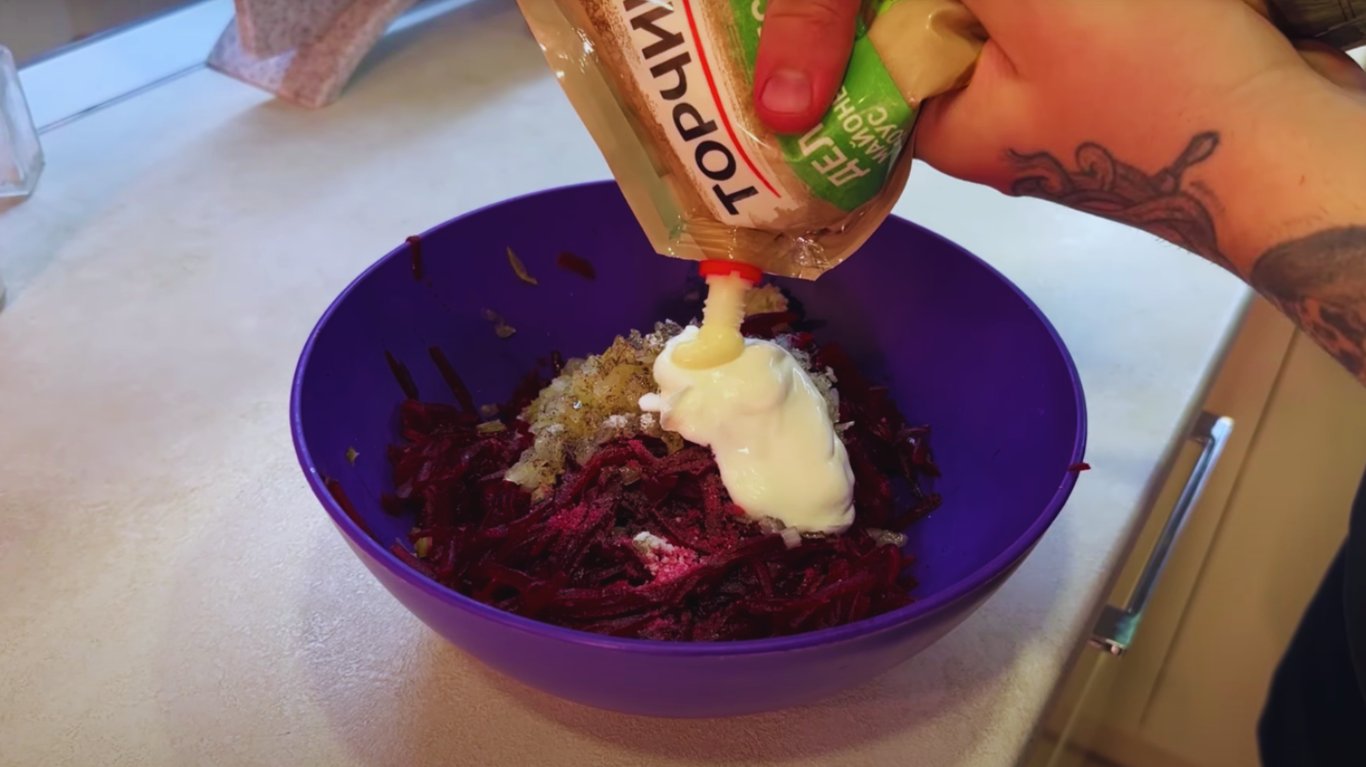 рецепт салату з буряком та маринованими огірками