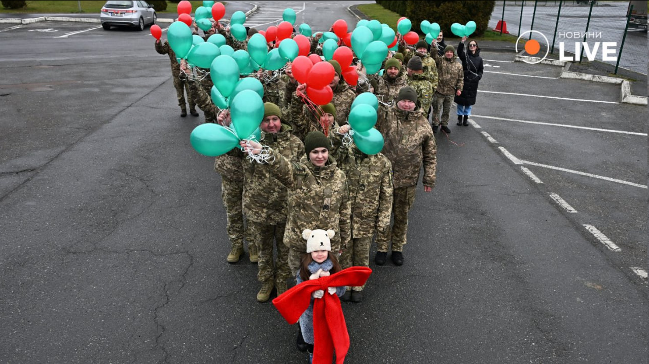 Пограничники устроили флешмоб с "живой" елкой — фото - фото 1