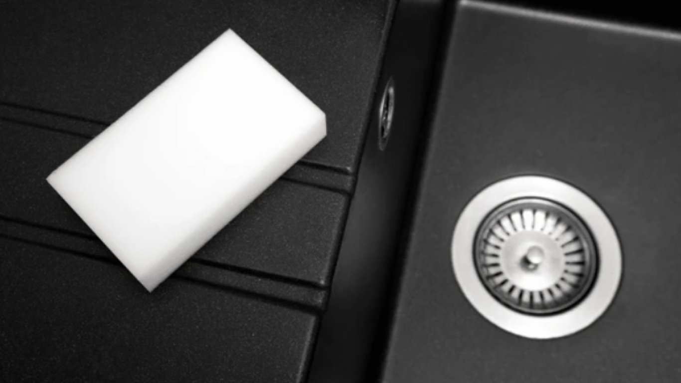 Меламінова губка лежить біля раковини.